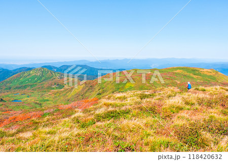 秋の焼石岳登山（焼石岳山頂）：南本内岳・モッコ岳方面の眺め 118420632