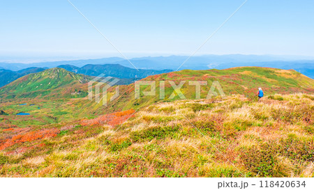 秋の焼石岳登山（焼石岳山頂）：南本内岳・モッコ岳方面の眺め 118420634