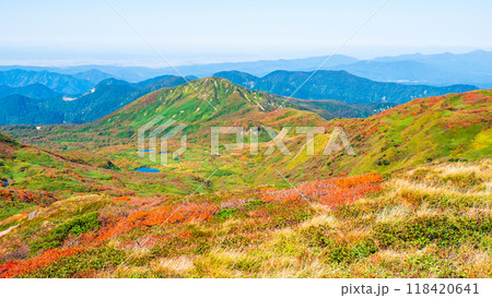 秋の焼石岳登山（焼石岳山頂）：焼石沼・モッコ岳方面の眺め 118420641