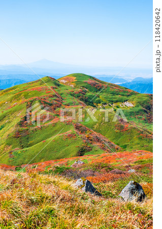 秋の焼石岳登山（焼石岳山頂）：西焼石岳方面の眺め 118420642
