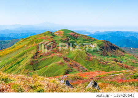 秋の焼石岳登山（焼石岳山頂）：西焼石岳方面の眺め 118420643