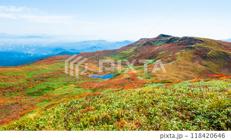 秋の焼石岳登山（焼石岳山頂）：横岳・泉水沼方面の眺め 118420646