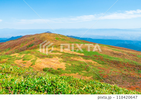 秋の焼石岳登山（焼石岳山頂）：東焼石岳方面の眺め 118420647