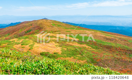 秋の焼石岳登山（焼石岳山頂）：東焼石岳方面の眺め 118420648