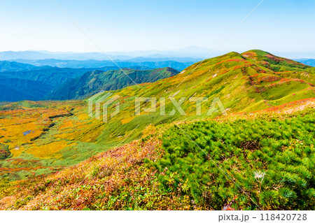 秋の焼石岳登山（焼石岳山頂）：西焼石岳方面の眺め 118420728