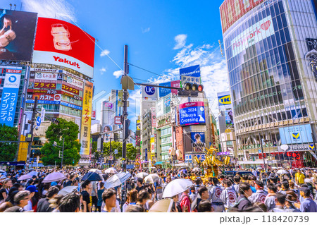 日本の東京都市景観 金王八幡宮例大祭…ときわ松町会の神輿。インバウンド続く…賑わう渋谷＝15日 118420739