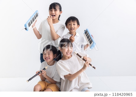 楽器を持った小学生 music class 楽器を持った小学生 music class 118420965