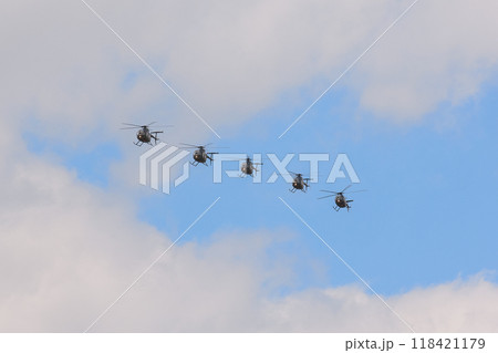 陸上自衛隊OH-6D観測ヘリコプターの編隊飛行 118421179