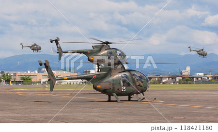 離陸する陸上自衛隊OH-6D観測ヘリコプター 118421180