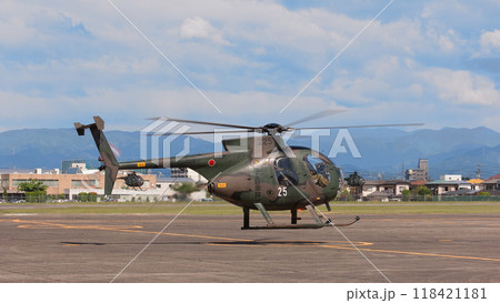 離陸する陸上自衛隊OH-6D観測ヘリコプター 118421181