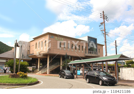 JR篠山口駅の駅舎と駅前広場 118421186