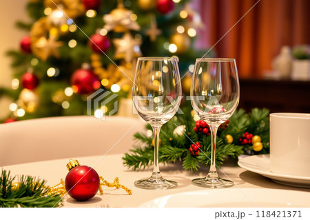 クリスマスディナーのテーブルセッティング クリスマスディナーのテーブルセッティング 118421371