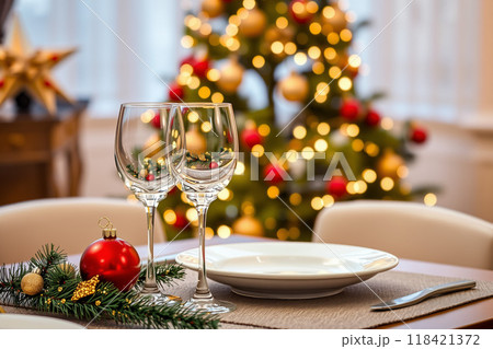 クリスマスディナーのテーブルセッティング クリスマスディナーのテーブルセッティング 118421372