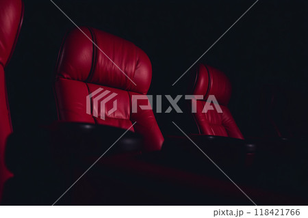 映画館の豪華な赤いシートのクローズアップ 映画館の豪華な赤いシートのクローズアップ 118421766