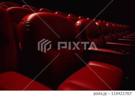 映画館の豪華な赤いシートのクローズアップ 映画館の豪華な赤いシートのクローズアップ 118421767