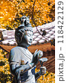 秋の紅葉を背景にした仏像 118422129