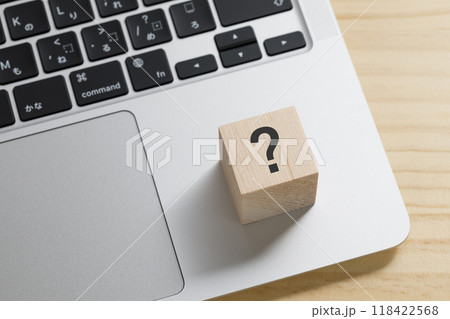 ?と書かれた積み木のブロック ?と書かれた積み木のブロック 118422568