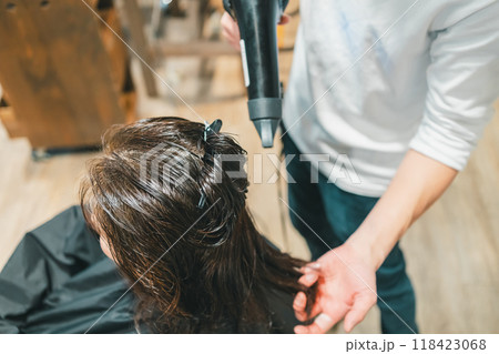 beauty parlor 118423068