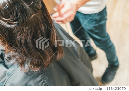 beauty parlor 118423070