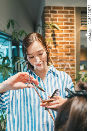 女性美容師 118423074