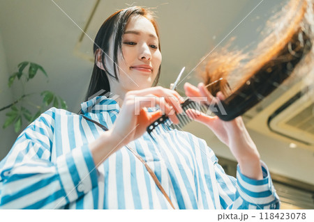 女性美容師 118423078