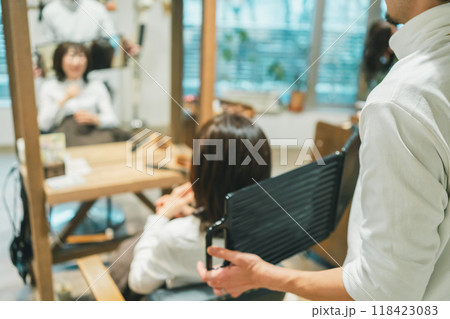 美容院で仕上がりの確認をする大人女性 118423083