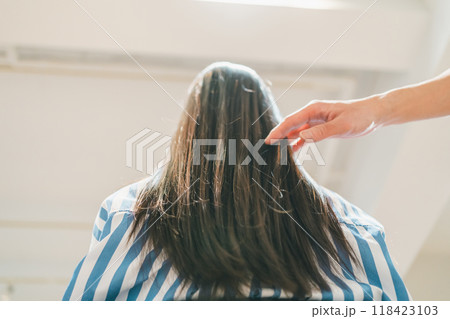 美容院に来店されたロングヘアの若い女性の後ろ姿 118423103