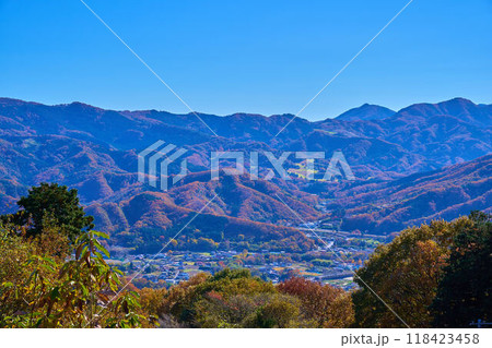 秋の埼玉県秩父のロープウェイ宝登山頂駅付近から南東側の眺望(笠山,大霧山,皆野町など) 118423458