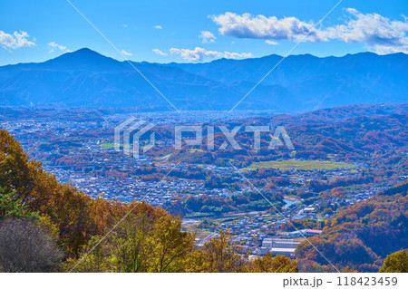 秋の埼玉県秩父のロープウェイ宝登山頂駅付近から南側の眺望(武甲山,天目山,大平山,皆野町など) 118423459