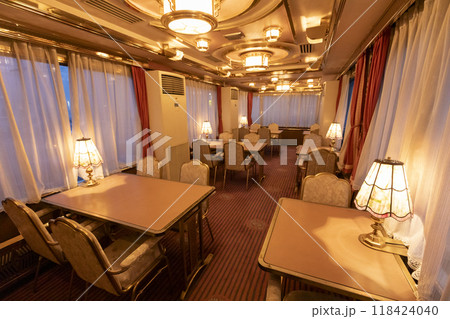 夢空間ダイニングカー夕景車内01 夢空間ダイニングカー夕景車内01 118424040