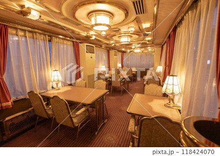 夢空間ダイニングカー夕景車内05 118424070