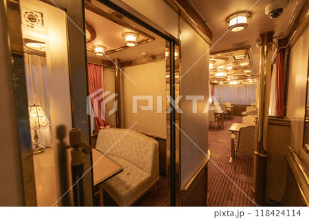 夢空間ダイニングカー夕景車内08 と個室 118424114