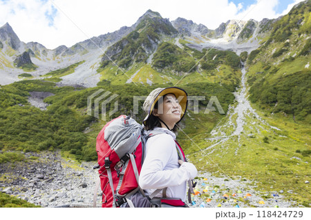 登山をする女性 118424729