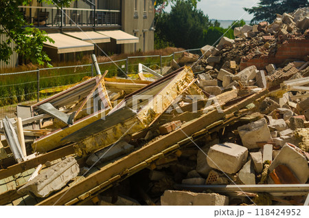 Ruins of an old house that has collapsed due to deterioration. High quality photo 118424952