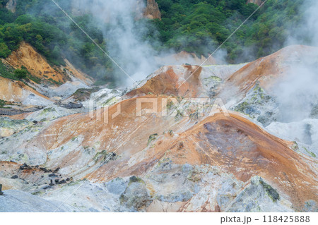 噴煙を上げる地獄谷 118425888