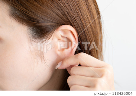 女性の耳　Woman's ear 118426004