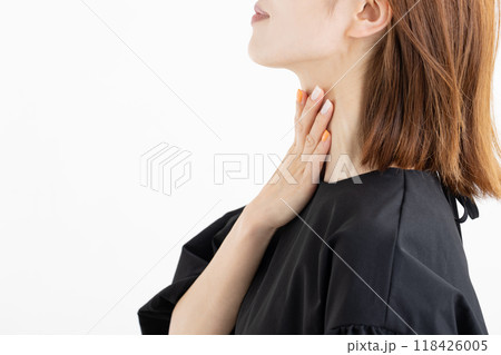 喉をおさえる女性 喉をおさえる女性 118426005