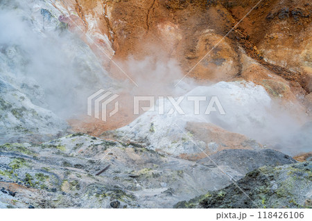 噴煙を上げる地獄谷 118426106