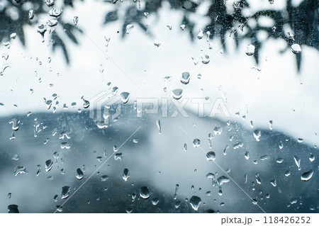 ガラスについた雨粒 118426252