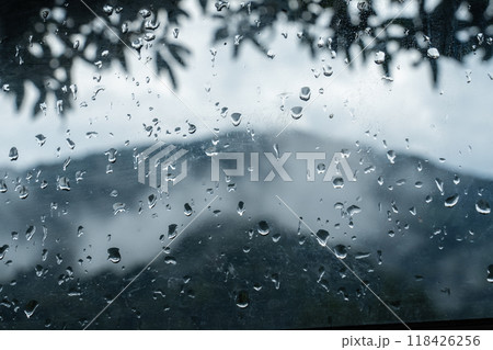 ガラスについた雨粒 ガラスについた雨粒 118426256