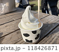 牧場で食べる牛乳ソフトクリーム 118426871