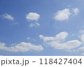 秋の柔らかい光と青空と雲 118427404