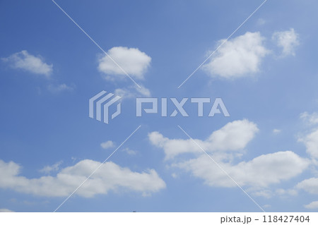 秋の柔らかい光と青空と雲 秋の柔らかい光と青空と雲 118427404