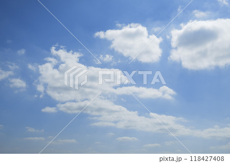 秋の柔らかい光と青空と雲 118427408