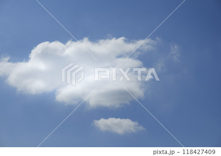 秋の柔らかい光と青空と雲 秋の柔らかい光と青空と雲 118427409