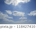 秋の柔らかい光と青空と雲 118427410