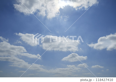 秋の柔らかい光と青空と雲 118427410