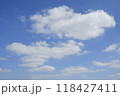 秋の柔らかい光と青空と雲 118427411