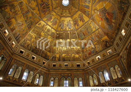 南欧イタリア共和国トスカーナ州フィレンツェ　世界遺産の歴史地区のサンジョヴァンニ洗礼堂の天井画 118427600