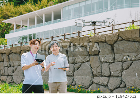 ドローンを使った撮影を行う映像クリエイター 118427612